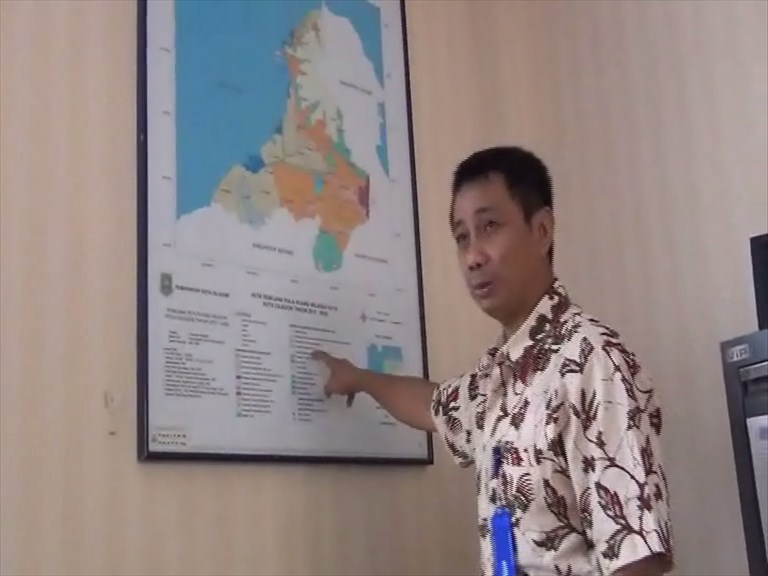 Sabri Mahyudin (Kabid Prasarana Dan Pengembangan Wilayah Bappeda Kota Cilegon) Menunjukan Perubahan RTRW Di Kawasan Pulomerak