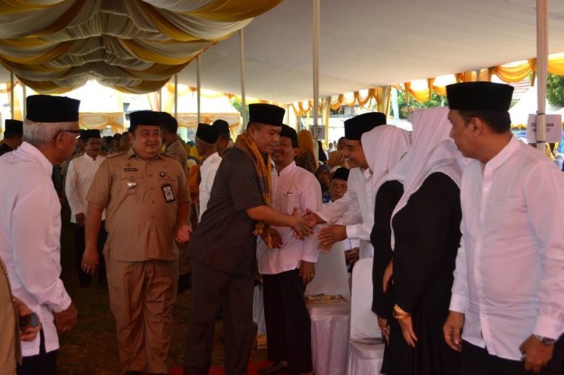 Walikota Cilegon Menyalami Warga Yang Menghadiri Acara Sosialisasi Pembangunan Yang Digelar Pemkot Cilegon