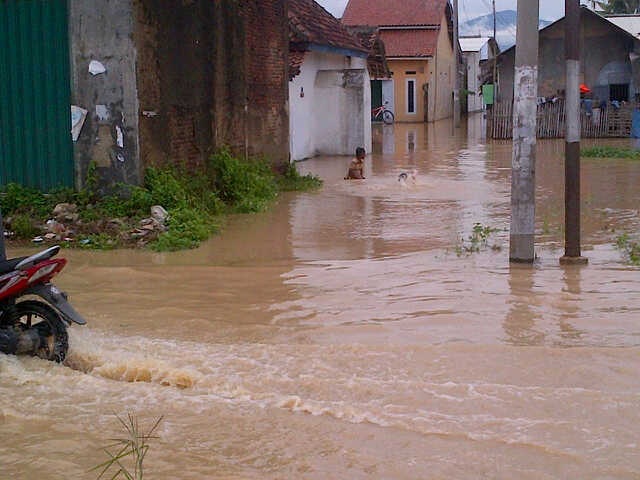 Banjir Yang Merendam Puluhan Rumah Di Lingkungan Kranggot, Kelurahan Sukmajaya, Kecamatan Jombang, Kota Cilegon. (Foto, BidikBanten)