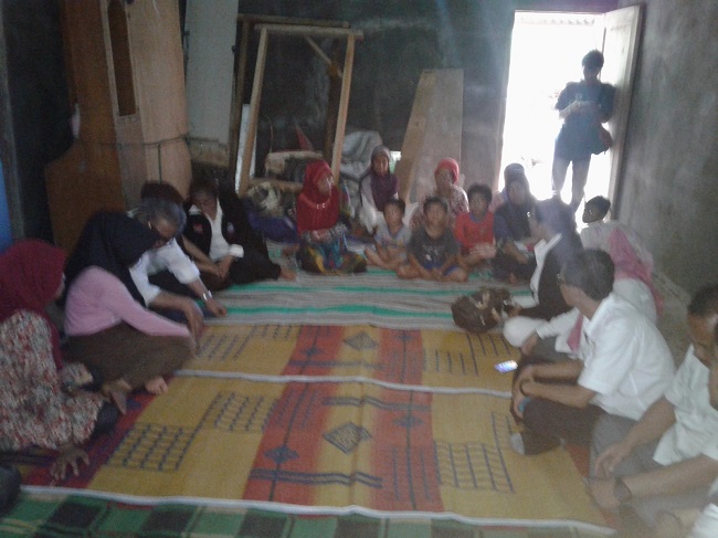 Ketua Umum Komnas PA, Arist Merdeka Sirait Saat Mengunjungi Rumah Korban Kekerasan Seksual Yang Dilakukan Oleh Ayah Terhadap Anaknya. (Foto, BidikBanten)