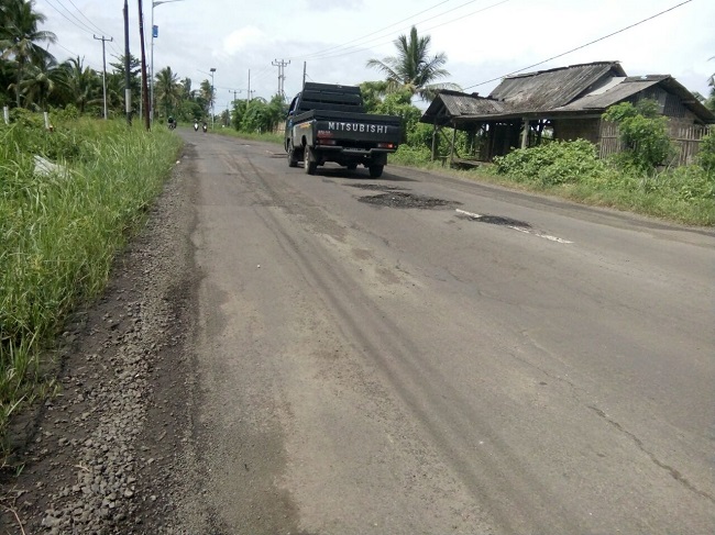 Sebuah Kendaraan Melintas Di Jalur