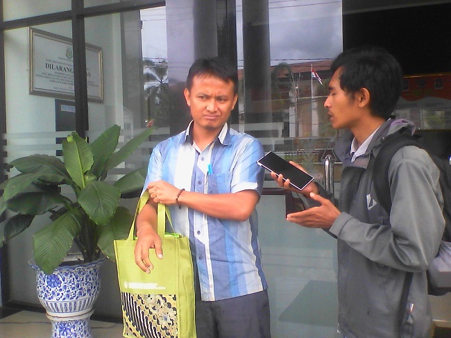 Dindikbud Pandeglang Usai Menjalani Pemeriksaan Di Kantor Kejaksaan Negeri Pandeglang. (Foto, BidikBanten)
