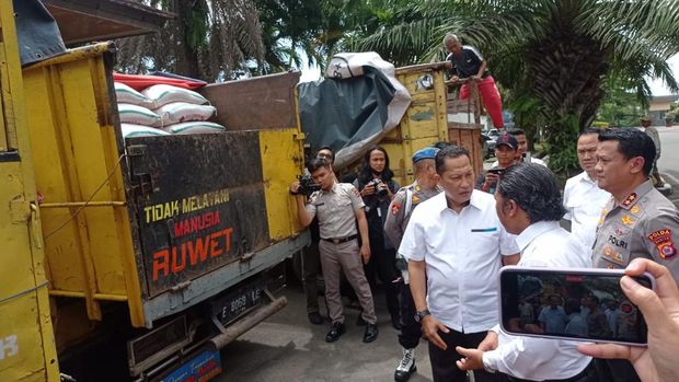 20-04-39-7-orang-pengoplos-350-ton-beras-bulog-ditangkap-polda-banten-1_169