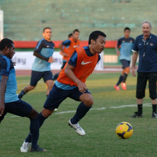 Diberi Target Juarai Piala AFF Riedl Mengaku Kesulitan 1 Sejumlah pesepakbola tim nasional senior Indonesia melakukan latihan di Stadion Gelora Delta, Sidoarjo, Jatim, Jumat (12/9). Latihan tersebut guna menghadapi laga uji coba persahabatan melawan timnas Malaysia pada Minggu (14/9) sebagai persiapan piala AFF 2014 yang berlangsung di Vietnam dan Singapura pada 22 November-20 Desember 2014. ANTARA FOTO/M Risyal Hidayat/ed