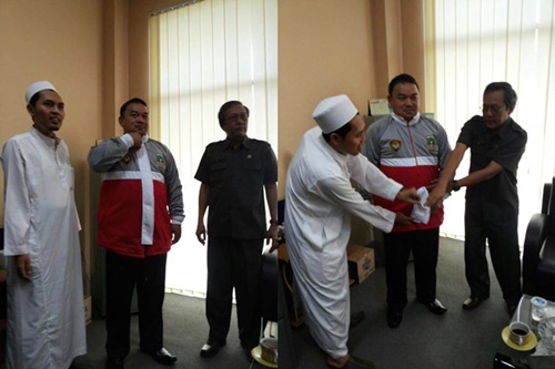 Pencopotan jaket salib oleh FPI