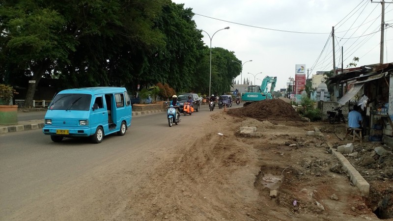 Aktivitas Disiang Hari, Perbaikan Drainase Dikeluhkan Warga Kota Cilegon 1 Aktifitas Suasana Pengerjaan Gorong-Gorong Yang Berlokasi Di Jalur PCI, Kel Kalang Anyar, Kec Cibeber, Kota Cilegon Disiang Hari Yang Dikeluhkan Warga Dan Pengguna Jalan. (Foto, BidikBanten)