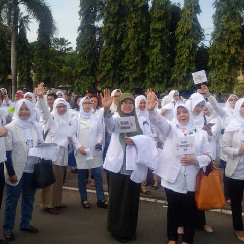 Kantor Walikota Cilegon Didemo Ratusan Dokter 1 Suasana Ratusan Dokter Saat Melakukan Aksi Demonstrasi Di Depan Kantor Walikota Cilegon. (Foto.BidikBanten)