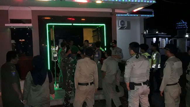 Satpol PP Kota Cilegon Sweeping Tempat Hiburan Malam Untuk Tutup Pada Jam 00:00 WIB 1 Petugas Gabungan Saat Mendatangi Salah Satu Tempat Hiburan Malam Yang Masih Buka Pada Jam 00:00 WIB