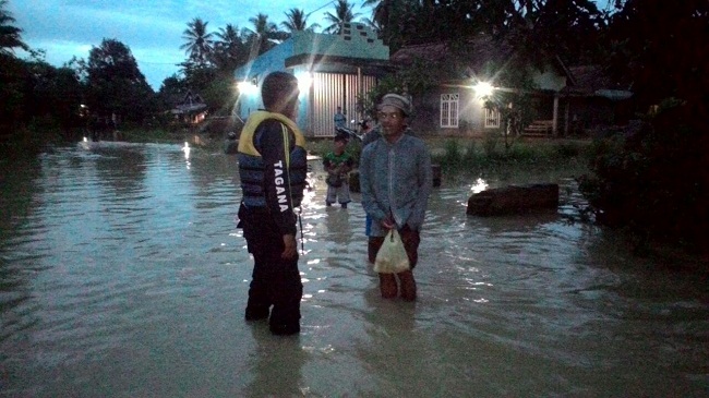Banjir Di Pandelang Mulai Surut, Warga Diminta Waspada Akan Banjir Susulan 1 Petugas Dari Tagana Berbincang Dengan Korban Banjir Saat Meninjau Lokasi. (Foto, BidikBanten)