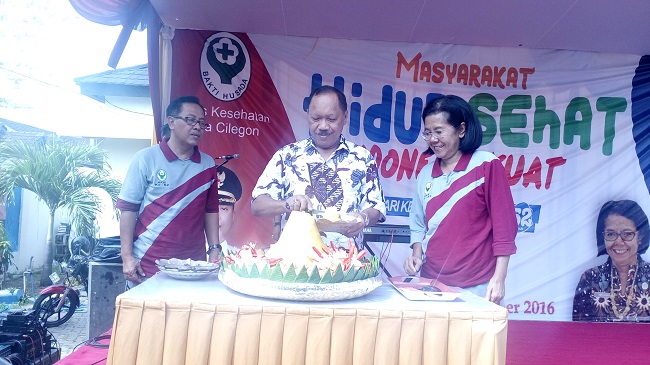 Hari Kesehatan Nasional Ke 52, Masyarakat Sehat Indonesia Kuat 2 Wakil Walikota Cilegon, Edi Ariadi Didampingi Kepala DInas KSehatan Kota Cilegon, dr Arriadna Saat Pemotongan Tumpeng Di Hari Kesehatan Nasional