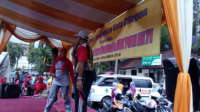 Di HGN dan HUT PGRI Ke 71, Walikota Janjikan Kesejahteraan Guru 1 Peringatan HGN Dan HUT PGRI Ke 71 Di Halaman Kantor Walikota Cilegon. (Foto, BidikBanten)