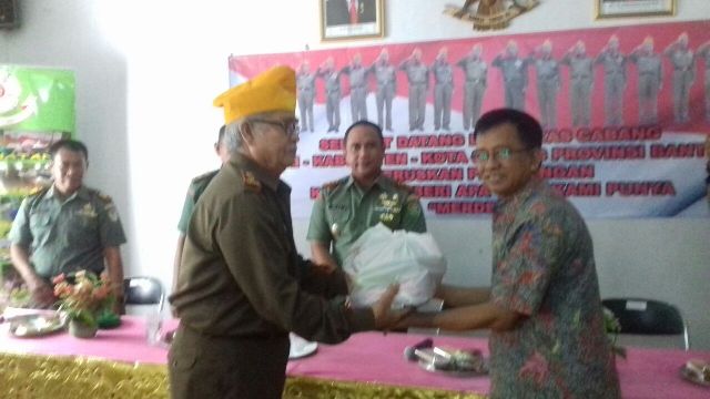 Peringati Hari Pahlawan, YPH Bagikan Sembako Kepada Veteran 1 Ketua Pelaksana Yayasan Panca Harapan Kota Tangerang Sutisna sedang memberikan paket sembako. (foto:ildan)