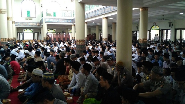 Ribuan Umat Muslim Di Pandeglang Gelar Istighosah 1 Ribuan Umat Muslim Di Kabupaten Pandeglang Saat Mengikuti Istighosah Dan Dzikir Bersama Di Masjid Agung Ar-Rahman. (Foto, BidikBanten)