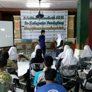 IJTI Dan PWI Berikan Pemahaman Jurnalistik Kepada Ratusan Siswa 1 Seorang Narasumber Dari Perwakilan Ikatan Jurnalis Televisi Indonesia Pandeglang, Agus Jaleandro Saat Memberikan Pelatihan Jurnalistik Kepada Ratusan Siswa SMK-SMU. (Foto,BidikBanten)