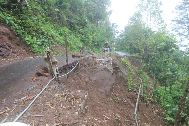 Tembok Penahan Tanah Kaduengan Gunung Karang Ambruk 1 Tembok Penahan Tanah