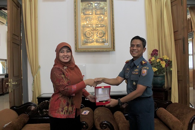 Danlanal Banten, Kolonel Laut. Dadang Soemantri Saat Memberikan Cendramata Kepada Bupati Pandeglang, Irna Narulita. (Foto, BidikBanten)