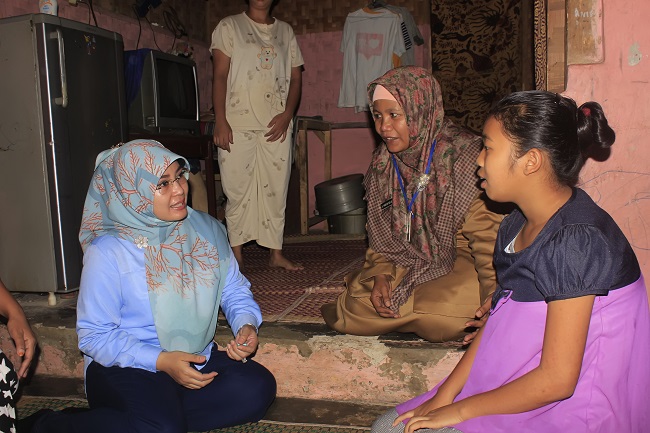Bupati Pandeglang Jenguk Dua Warganya Yang Sakit Kronis 1 Bupati Pandeglang, Irna Narulita Saat Meninjau Dua Warga Yang Mengalami Sakit Kronis