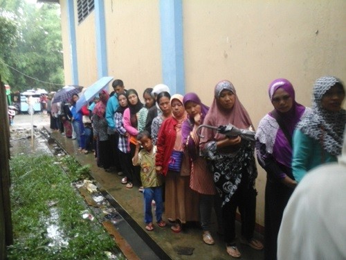 warga pondok aren antri gula