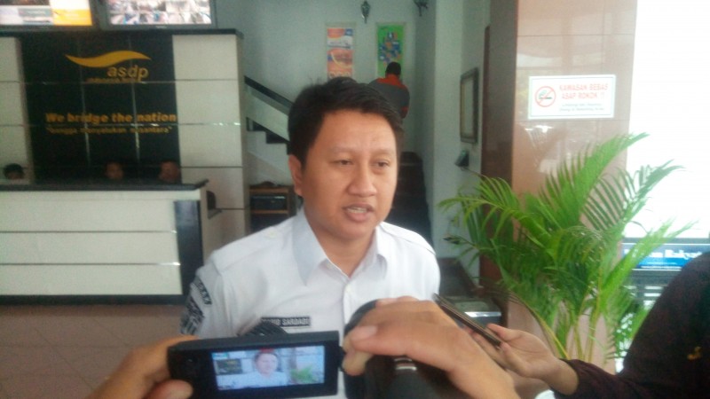 Humas PT. ASDP Indonesia Ferry Cabang Merak, Mario S Oetomo Saat Diwawancarai Awak Media, Selasa (06/06/2017)