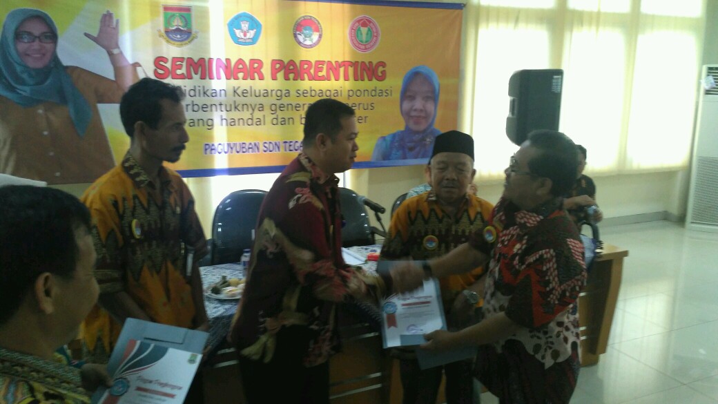 LSM Gappura Siap Menjadi Inisiator Pemindahan Gedung SDN Tegal Wangi 1 Husen Saidan bersama kepala dinas pendidikan kota Cilegon saat pembuatan MOU pemindahan gedung SDN Tegal Wangi