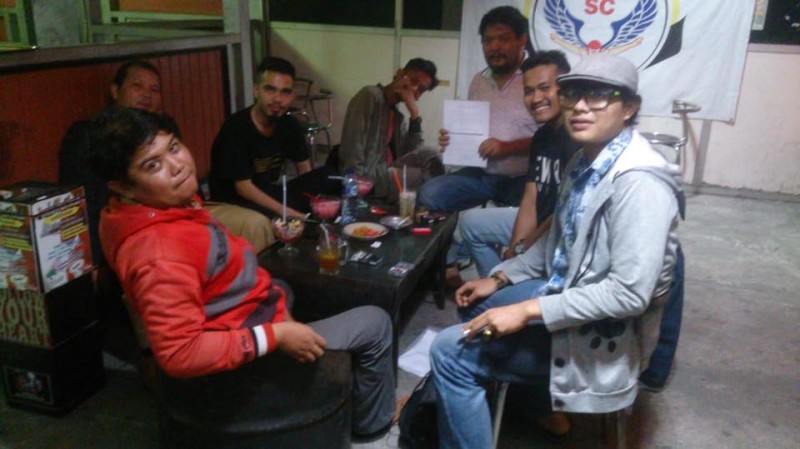 Penulis Boy Candra Angkat Perspektif Merantau di Film Tagah 4 Tim Rumah Produksi Ray Creative saat diskusi pra produksi film Tagah. (Dok. Diatunes Management)