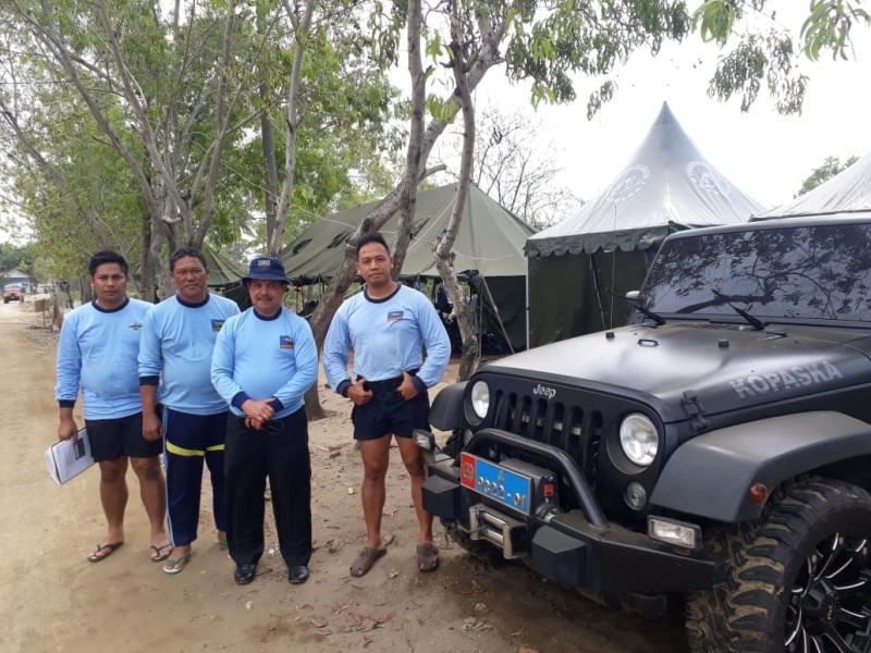 Fauzi Bahar dengan para anggota Kopaska yang tengah bertugas. (Dok. Perwira Management)