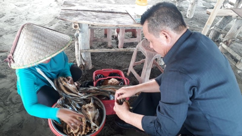 Fauzi Bahar saat berinteraksi dengan warga di lokasi evakuasi. (Dok. Perwira Management)