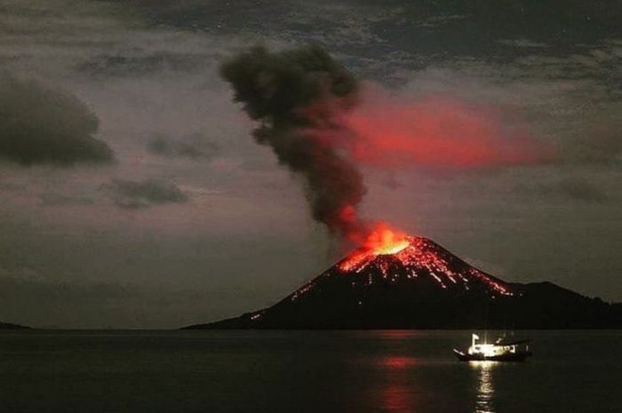Suara Letusan dan Petir Terus Terdengar dari Gunung Anak Krakatau 1 Erupsi gunung anak krakatau