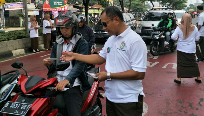Hari Anti Korupsi Kejari Depok Bagikan Stiker ke Para Pengendara 1 Kejari Depok bagikan stiker ke para pengendara