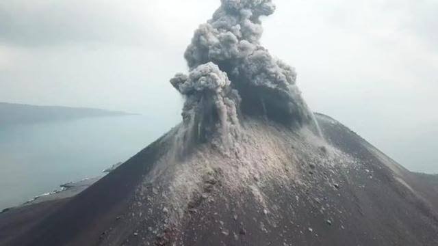 Gunung Anak Krakatau Alami Erupsi 2 Kali 1 images (40)