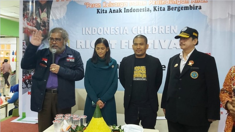 Tamini Square Dukung Penyelamatan Hak Anak Indonesia Lewat ICRF 2019 1 (dari kiri) Arist Merdeka Sirait, Bunda Maya IBN, Awi Tamini, dan Viktor BNN di acara pembukaan ICRF 2019 (Dok. Istimewa)