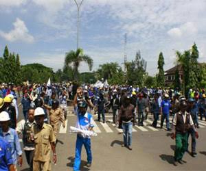 Ribuan Buruh PT Krakatau Steel Berunjuk Rasa 2 images (53)