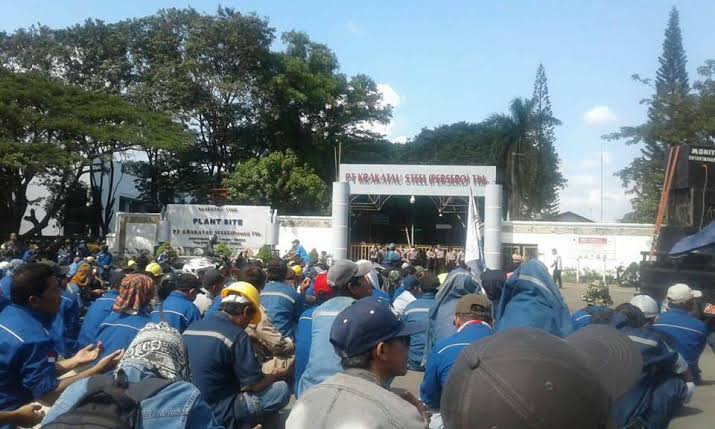 Ribuan Buruh PT Krakatau Steel Berunjuk Rasa 1 images (54)