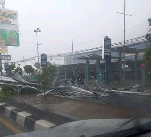 Hujan Angin Puting beliung Tumbangkan Pepohonan Menimpa Mobil hingga Ringsek 1 FB_IMG_15736476080733586