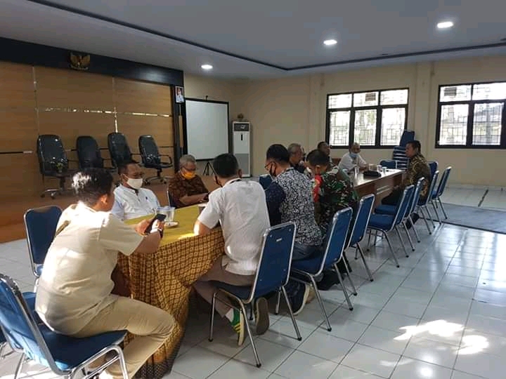 Konflik Pembangunan Musholla Berakhir, Muspika Jombang Putuskan Lanjutkan Pembangunan 1 Rapat Muspika Kecamatan Jombang yang dihadiri Kurah se Kecamatan Jombang, Polres Cilegon, Babinsa Kodim dan LSM Gapura Banten.