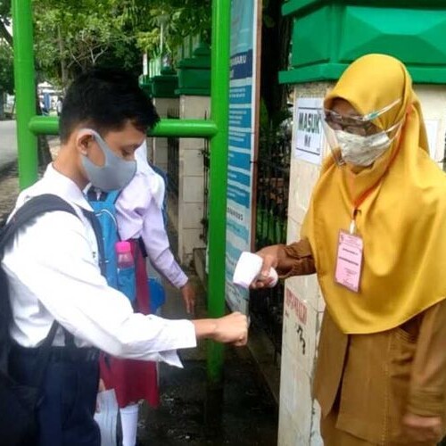Cek suhu siswa