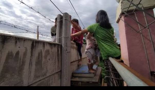 Cerita Pemilik Rumah yang Ditutup Tembok Beton, Anak-anak Harus Panjat Dinding Kawat Berduri 1 images (18)