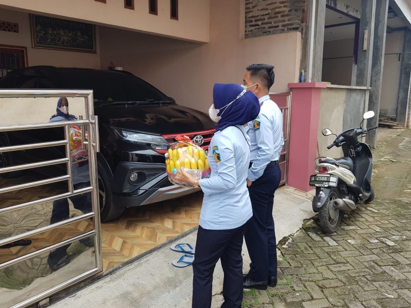 Tingkatkan Kepedulian Terhadap Sesama di Tengah Pandemi Covid-19, Kalapas Cilegon Semangati Anggotanya yang Isoman 1 IMG-20220222-WA0390