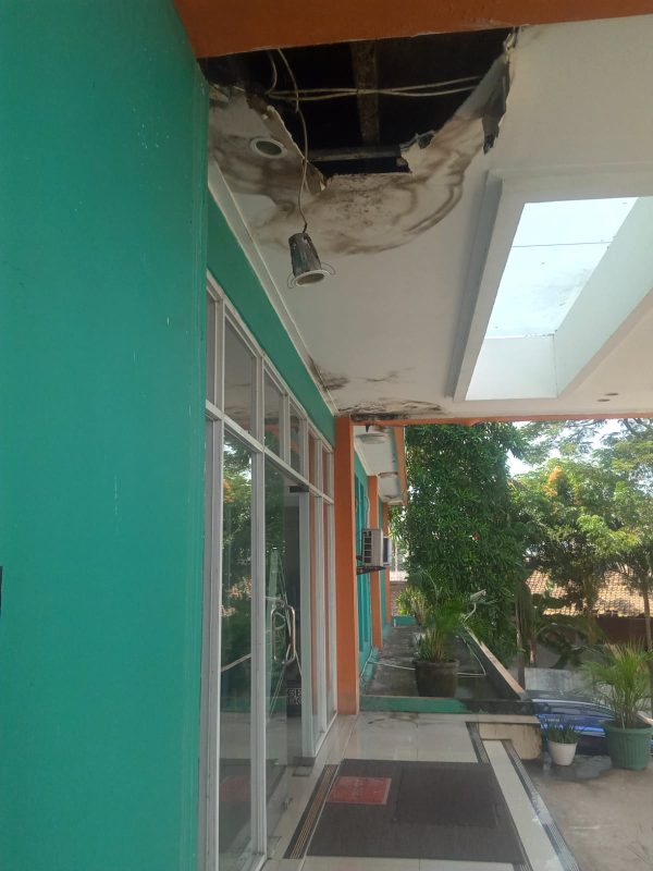Plafon Pintu Masuk Kantor Dinas LH Cilegon Jebol, Sangat Membahayakan  1 IMG 20240503 WA0035