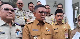 Gubernur Banten Andra Soni melarang wisuda sekolah yang berlebihan dan study tour ke luar daerah. Ia minta sekolah tidak membebani orang tua dengan biaya mahal.