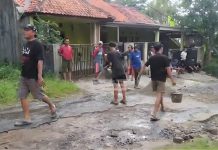 jalan rusak Cadasari, gotong royong warga, jalan penghubung Pandeglang-Serang