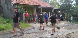 jalan rusak Cadasari, gotong royong warga, jalan penghubung Pandeglang-Serang