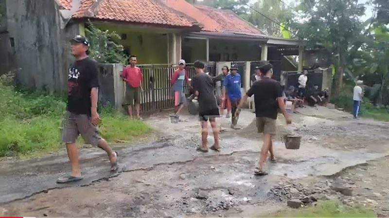 jalan rusak Cadasari, gotong royong warga, jalan penghubung Pandeglang-Serang