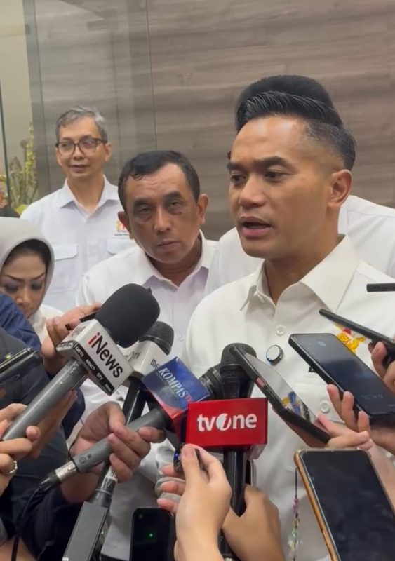 Ketua Umum Kadin Indonesia Anindya Bakrie saat menanggapi dugaan pemerasan proyek CA-EDC di Cilegon
Title: Anindya Bakrie Tanggapi Dugaan Pemerasan Proyek CA-EDC di Cilegon