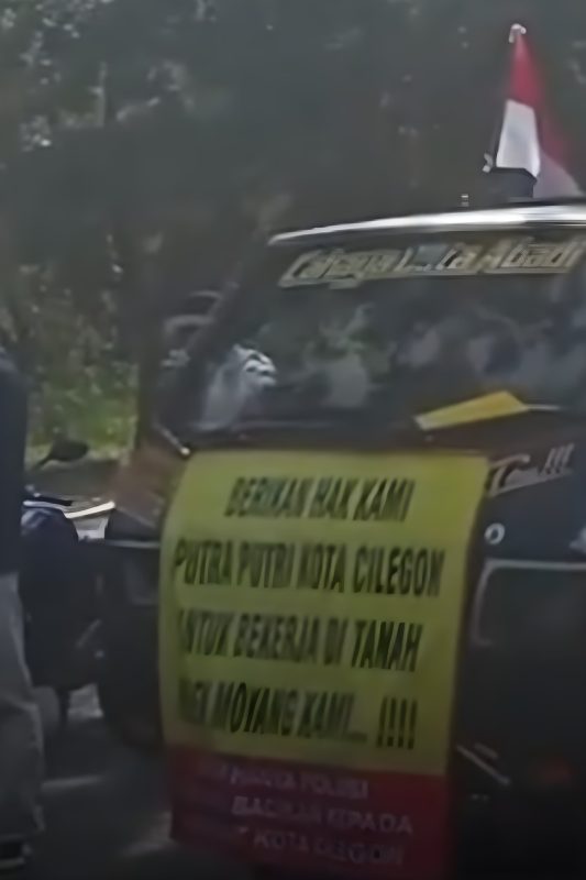 Warga Cilegon Geruduk PT Chandra Asri Alkali, Tuntut Kerja Usai Ketua Kadin Jadi Tersangka Pemalakan 1 Aksi damai warga Cilegon menuntut lapangan kerja di depan PT Chandra Asri Alkali