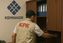 Petugas KPK keluar dari kantor Kemnaker usai penggeledahan kasus TKA yang masih misterius