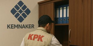 Petugas KPK keluar dari kantor Kemnaker usai penggeledahan kasus TKA yang masih misterius