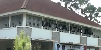 Pegawai Pemkot Cilegon berjalan kaki ke kantor saat Hari Bebas Kendaraan Bermotor