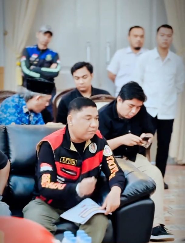 Gubernur Andra Soni bersama pengemudi ojol Banten usai umumkan penghapusan utang pajak kendaraan