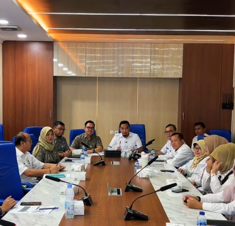 Wali Kota Cilegon Robinsar dalam rapat bersama BPJS bahas UHC gratis untuk warga